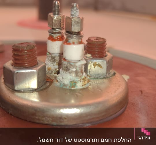 חיבורים וברגים על דוד שמש